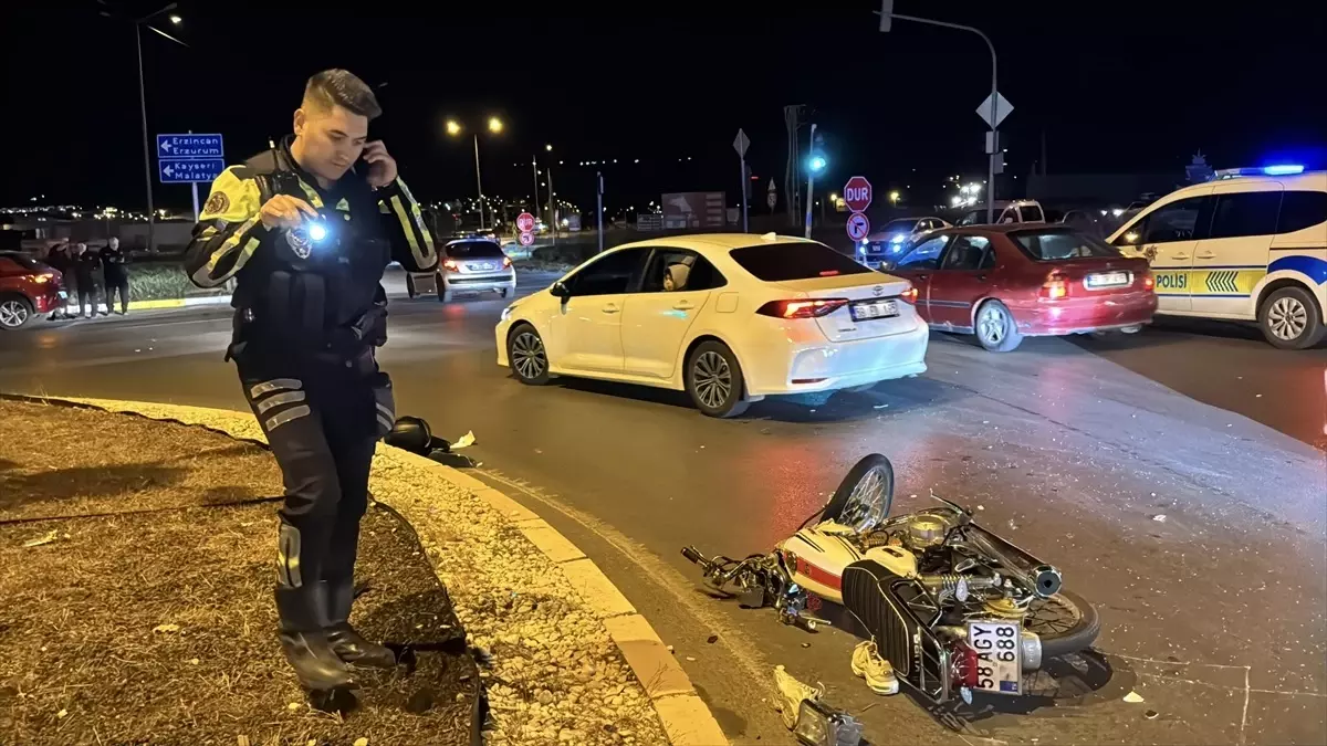 Sivas'ta Otomobil ve Motosiklet Çarpıştı: 1 Ağır Yaralı