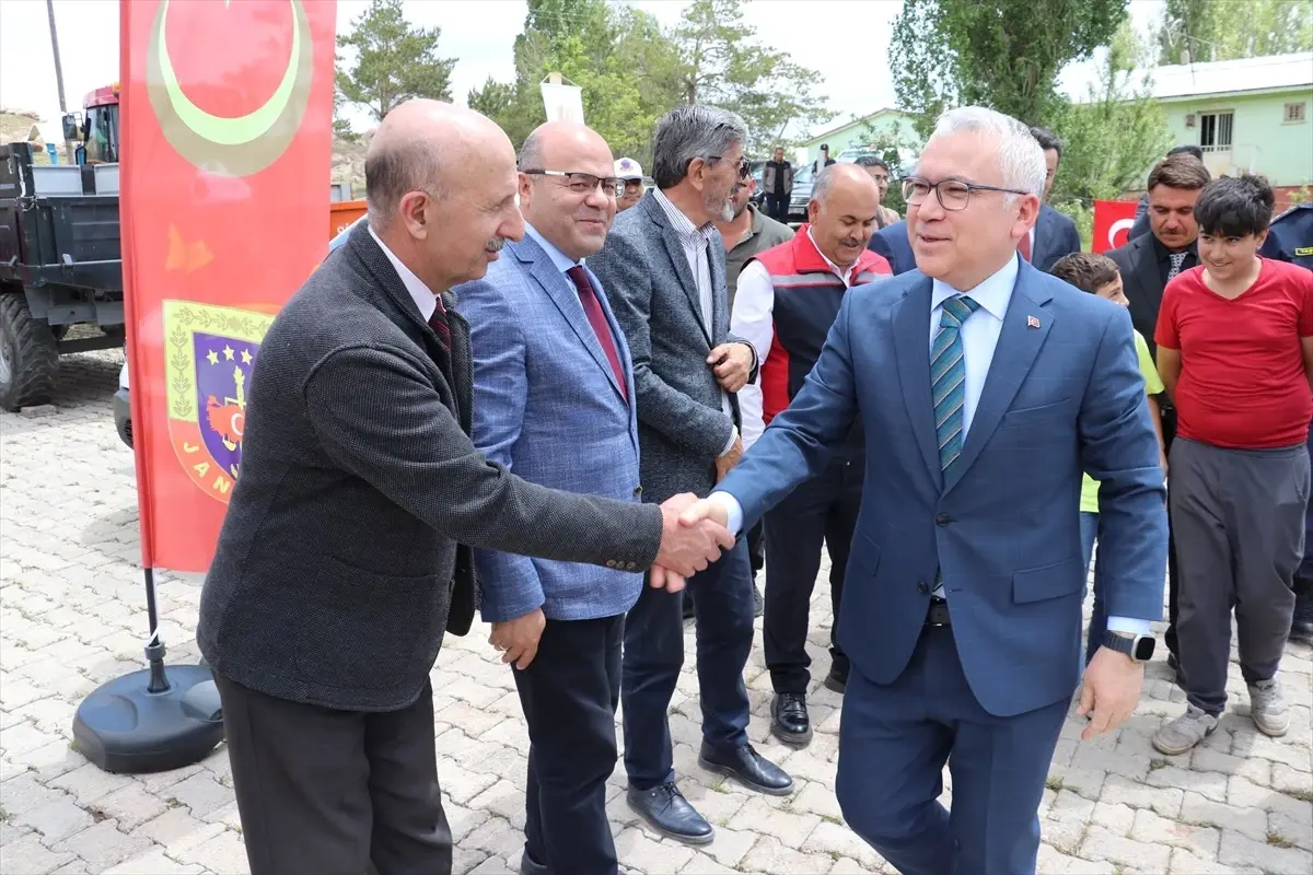 Sivas'ta Traktör Kazalarını Önlemek İçin Reflektör Dağıtımı Yapıldı