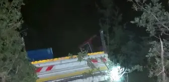 Sivas'ta Traktör Yüklü Kamyon Devrildi: 3 Yaralı