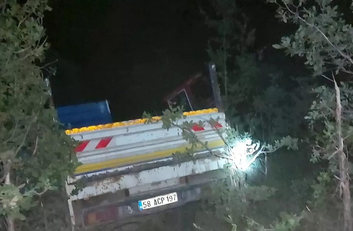Sivas'ta Traktör Yüklü Kamyon Devrildi: 3 Yaralı