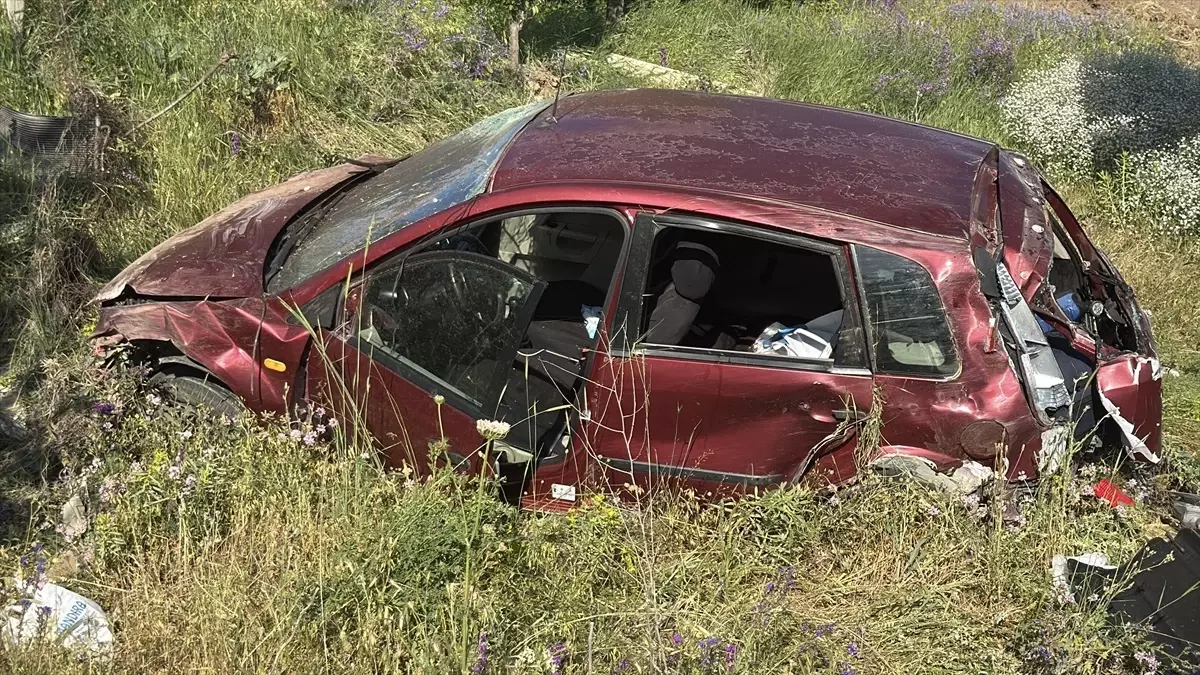 Sivas'ta Otomobilin Şarampole Yuvarlanması Sonucu 3 Kişi Yaralandı