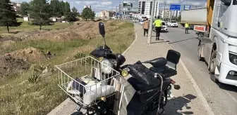 Sivas'ta Elektrikli Bisikletli Sürücü Tırla Çarpıştı: Ağır Yaralı