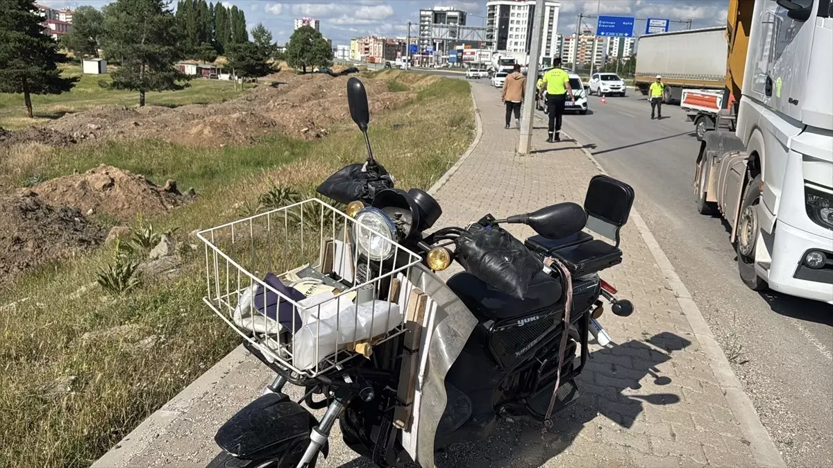 Sivas'ta Elektrikli Bisikletli Sürücü Tırla Çarpıştı: Ağır Yaralı