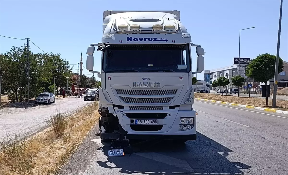 Sivas'ta Elektrikli Motosiklet Tırla Çarpıştı: 86 Yaşındaki Sürücü Hayatını Kaybetti
