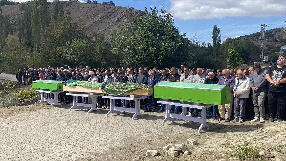 Sivas'ta Uçuruma Yuvarlanan Araçta Hayatını Kaybedenler Defnedildi