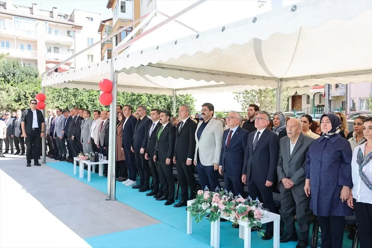 Sivas'ta Burhan Haksever İlkokulu Açıldı