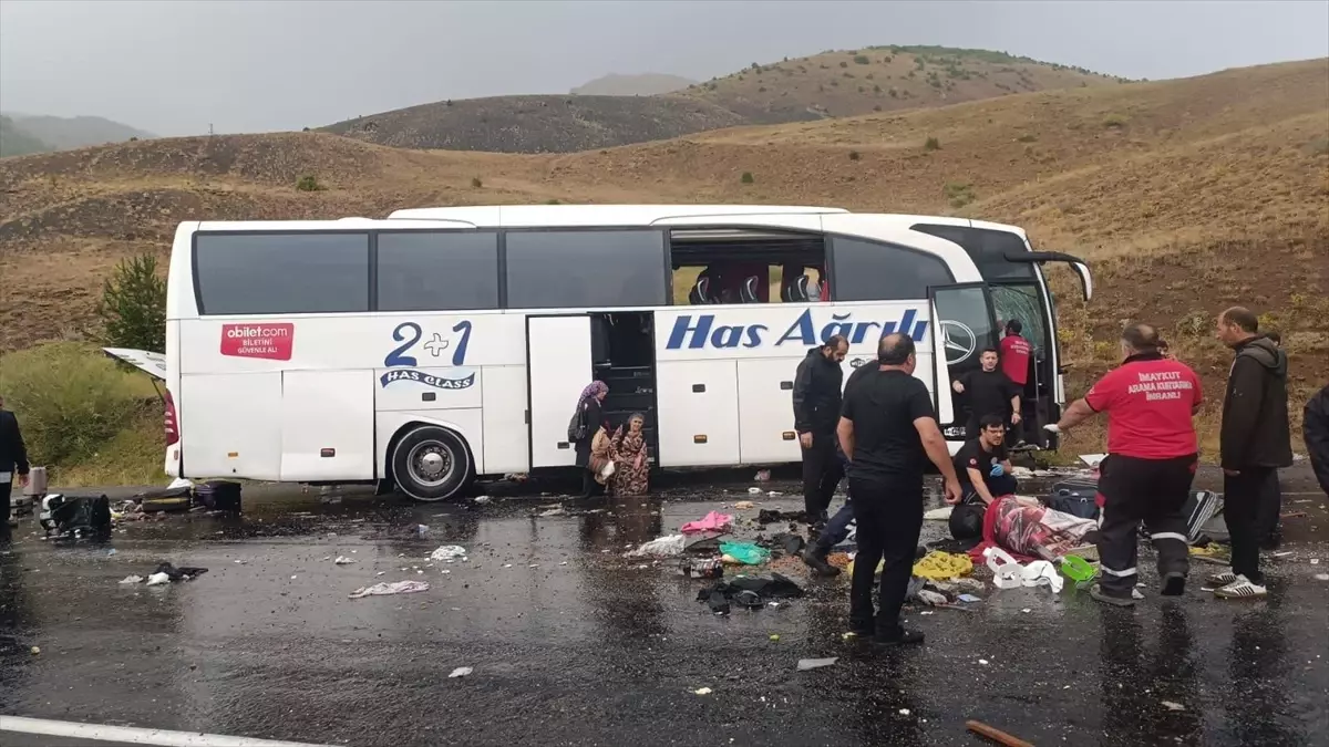İmranlı'da Yolcu Otobüsü Kazası: Ölü ve Yaralılar Var