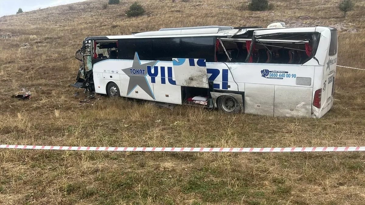 Sivas'ta Yolcu Otobüsü ve Tır Çarpıştı: 20 Yaralı