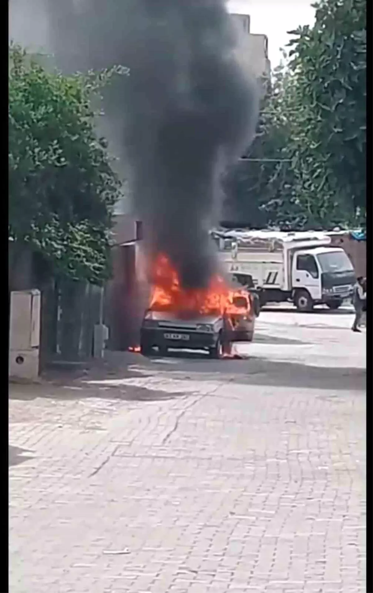 Şanlıurfa'da Park Halindeki Otomobil Alev Alev Yandı