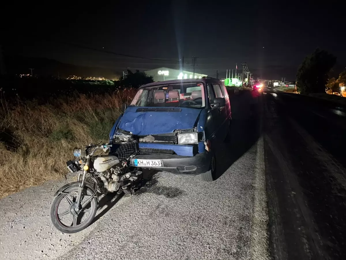 Söke'de Yabancı Plakalı Minibüs Motosiklete Çarptı: 3 Yaralı