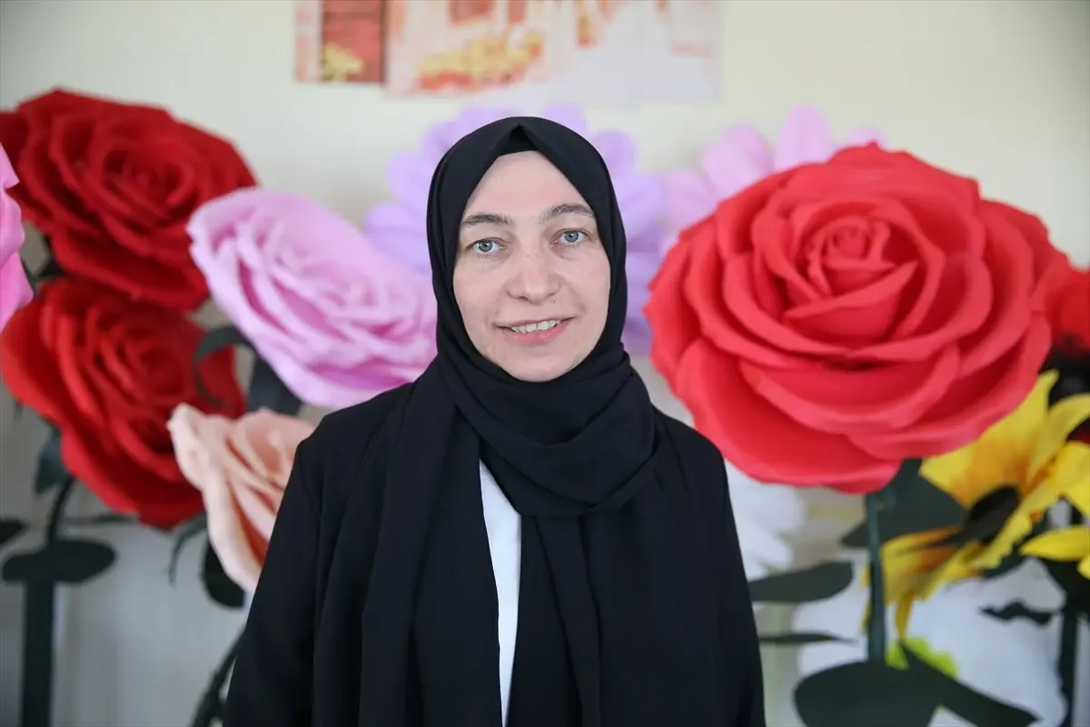 Kastamonulu Kadın, Kartondan Çiçeklerle Aile Bütçesine Katkı Sağlıyor