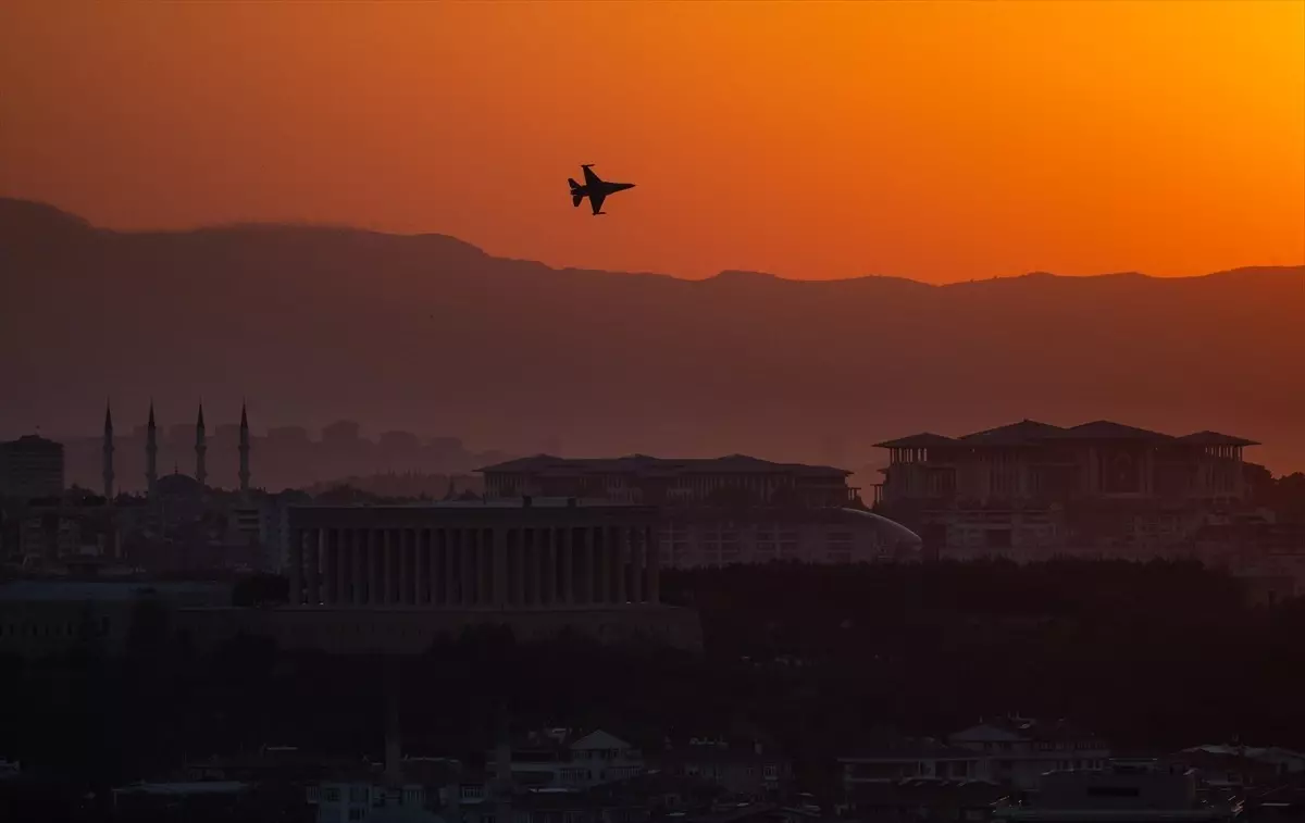 SOLOTÜRK'ten Anıtkabir Üzerinde Saygı Uçuşu