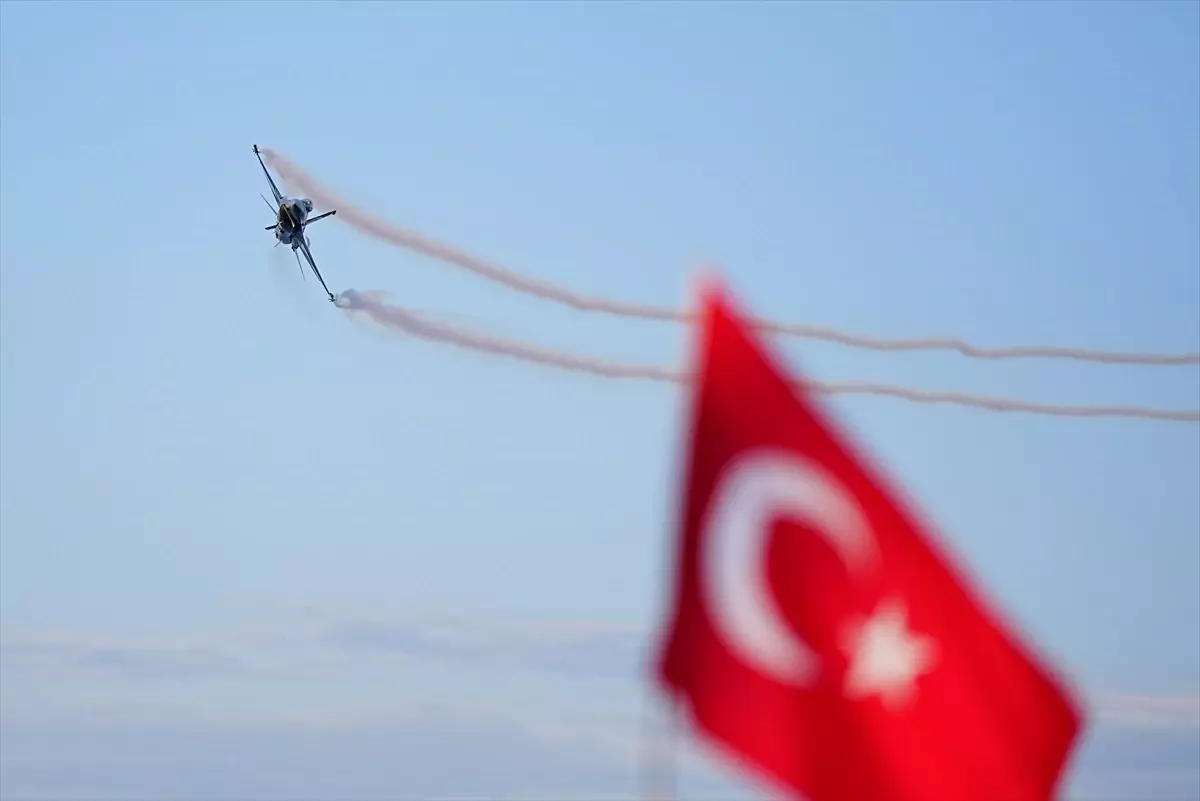 SOLOTÜRK İstanbul Semalarında Gösteri Uçuşu Gerçekleştirdi