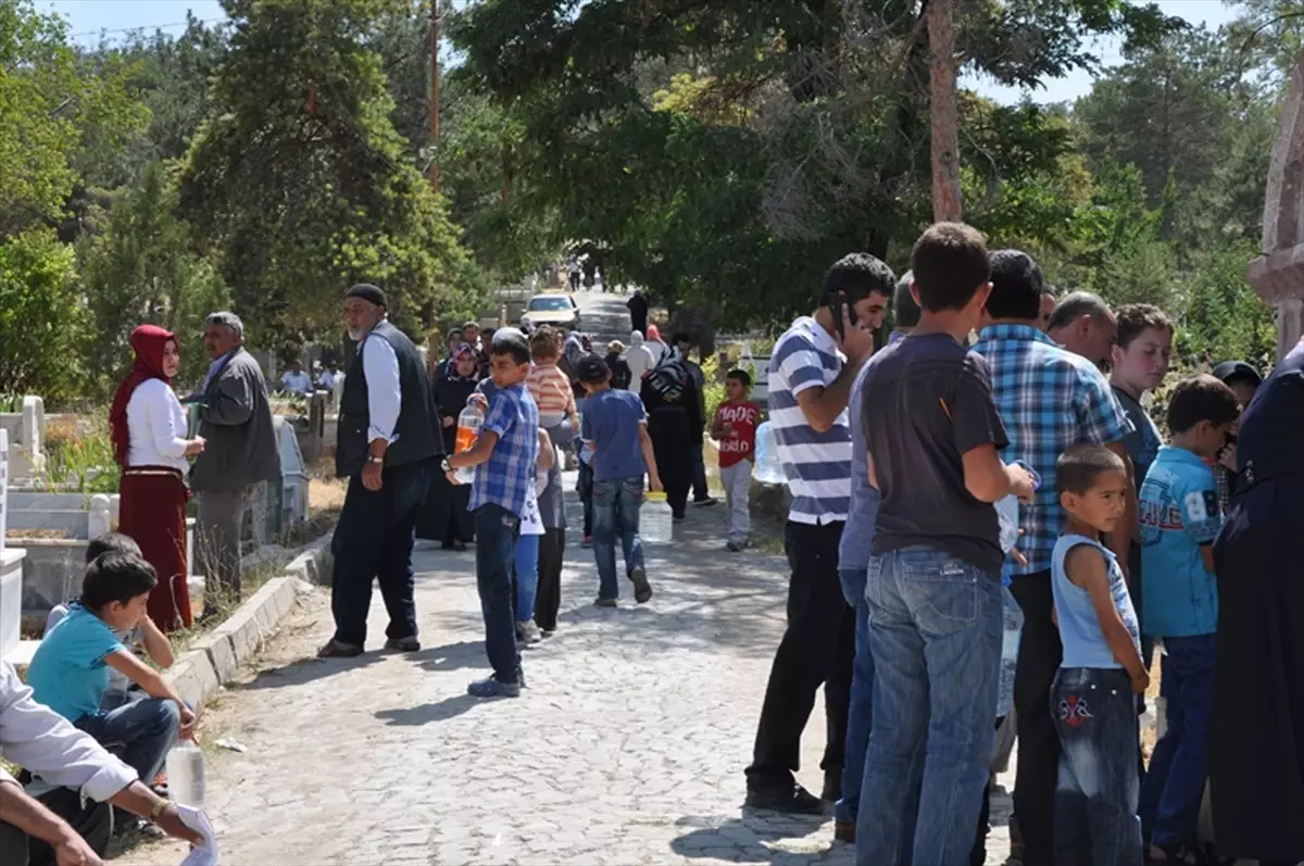 Sorgun'da Kurban Bayramı Öncesi Mezarlık Ziyaretleri Başladı