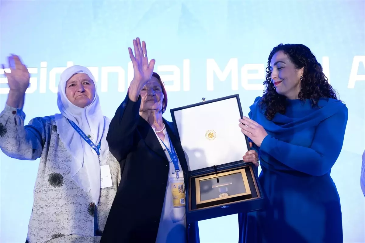 Kosova Cumhurbaşkanı, 1995 Srebrenitsa Soykırımı Annesine Liyakat Madalyası Verdi