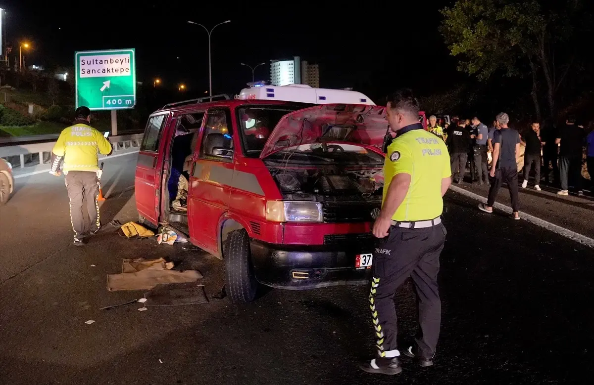 Sultanbeyli'de Minibüs Çarpışması: 9 Yaralı