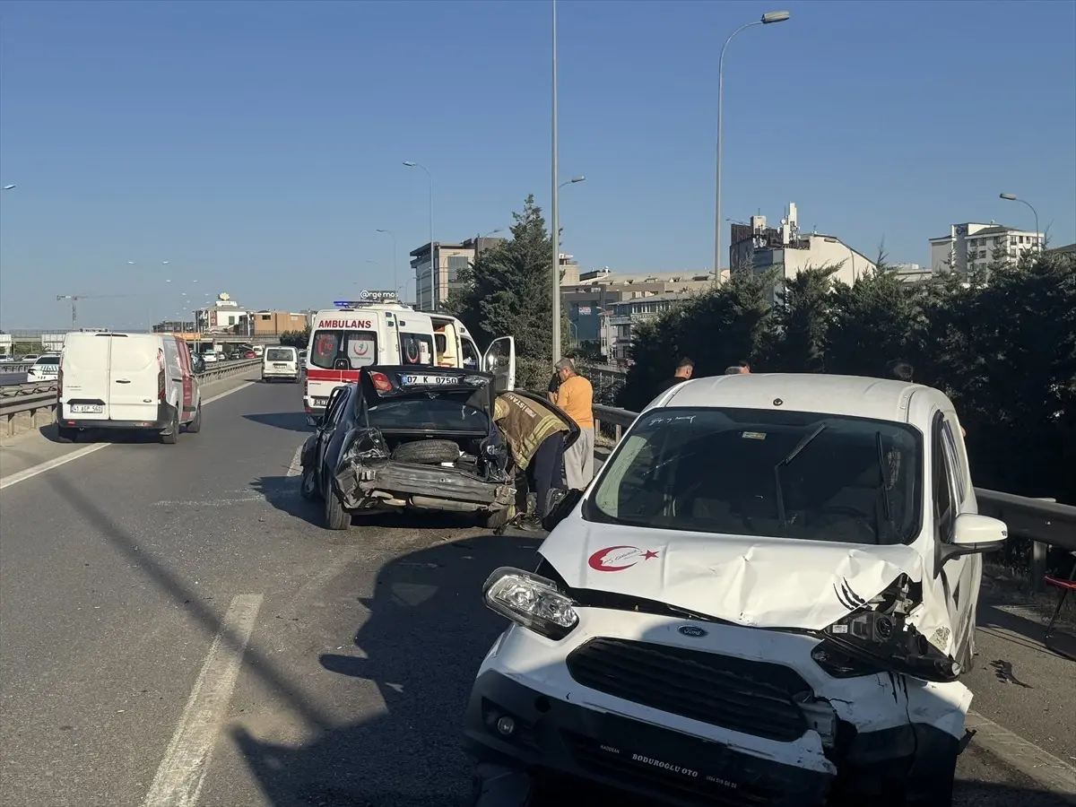 Sultanbeyli'de Trafik Kazası: 4 Kişi Hafif Yaralandı