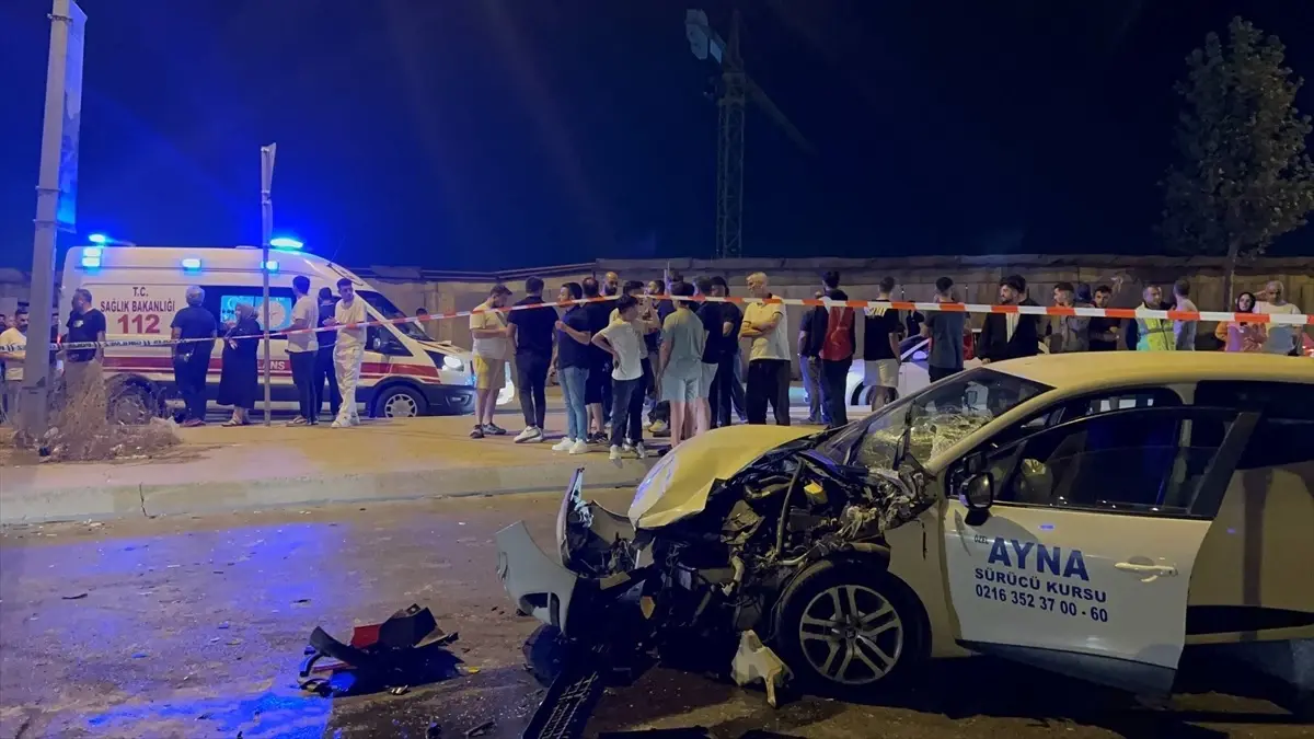 Sultanbeyli'de Minibüs ve Otomobil Çarpıştı: 10 Yaralı