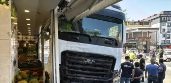Sultanbeyli'de Tır Kazası: 5 Araç Karıştı
