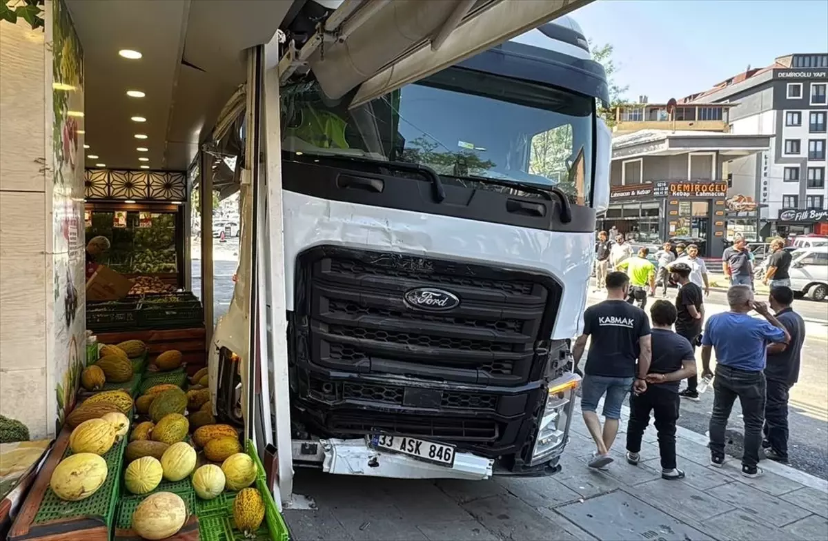 Sultanbeyli'de Tır Kazası: 5 Araç Karıştı