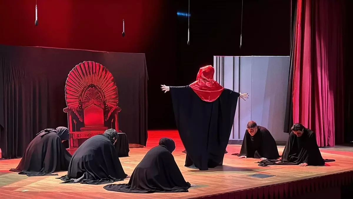 Sultanbeyli'de 'Bizim Evin Hikayesi' Tiyatrosu Sahnelendi