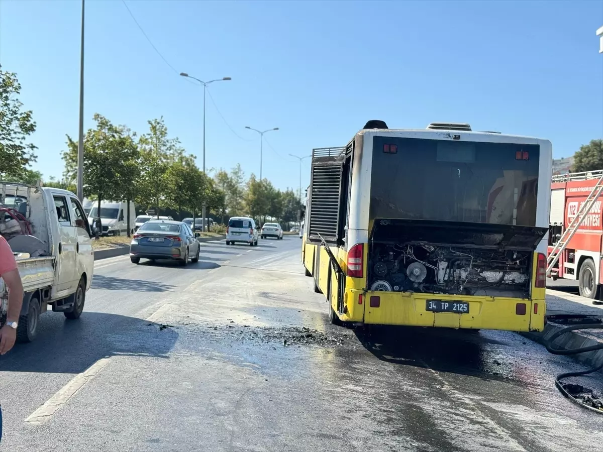 Sultangazi'de İETT Otobüsünde Yangın Çıktı