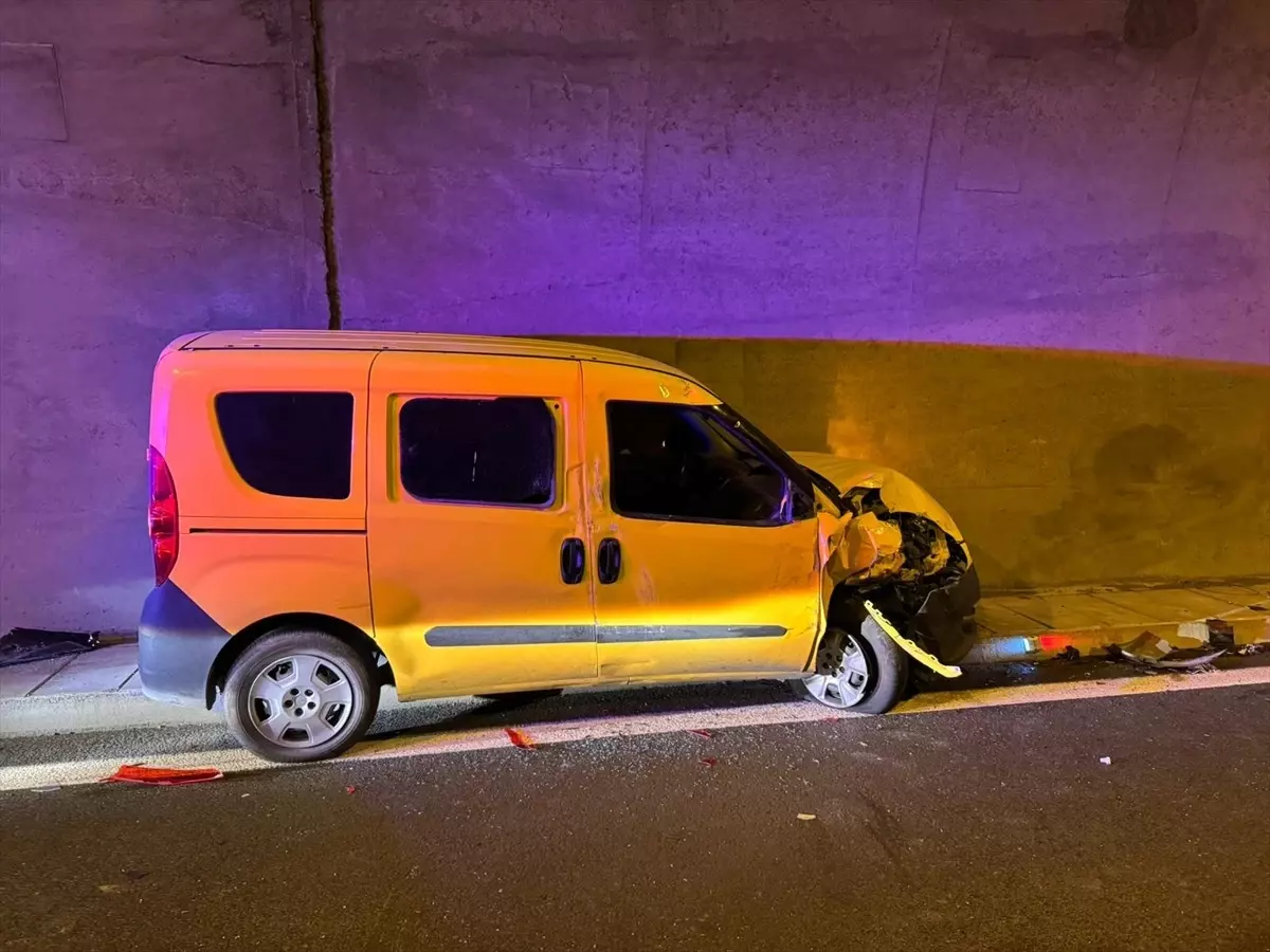 Sultangazi Cebeci Tüneli'nde Zincirleme Trafik Kazası: 4 Yaralı