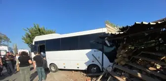 Midibüs Çömlek Dükkanına Çarptı: Sürücü Yaralandı