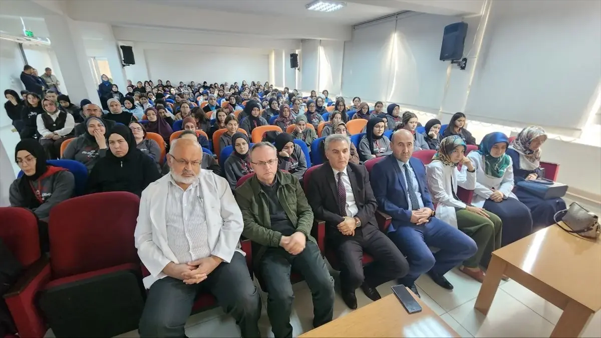 Suluova'da 'Hz. Peygamber, Aile ve Namaz' konulu konferans düzenledi