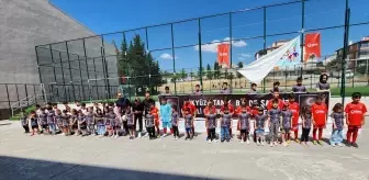 Suluova'da minik futbolcular, Filistinli çocuklara destek için pankart açtı