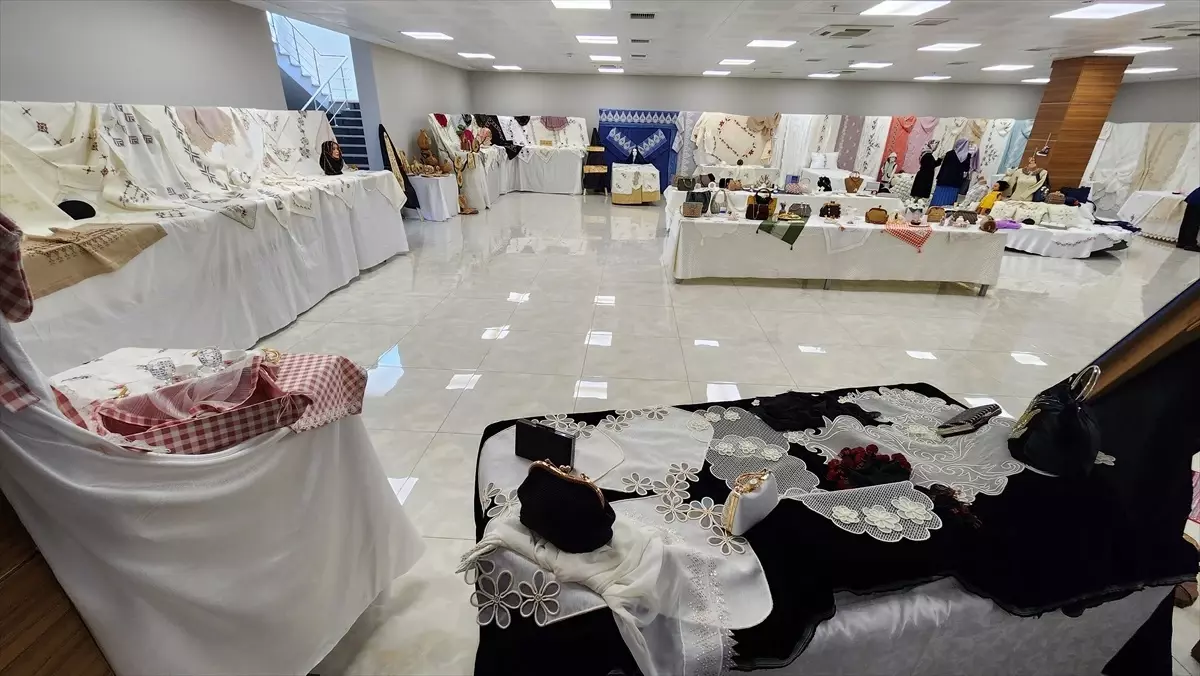Suluova Halk Eğitim Merkezinde El Sanatları Sergisi Açıldı