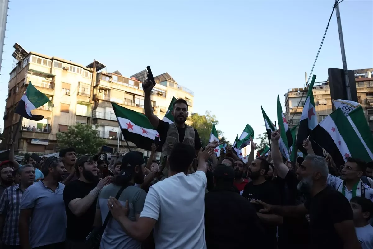 Şam'da Binlerce Kişi İsrail'in Hava Saldırılarını Protesto Etti