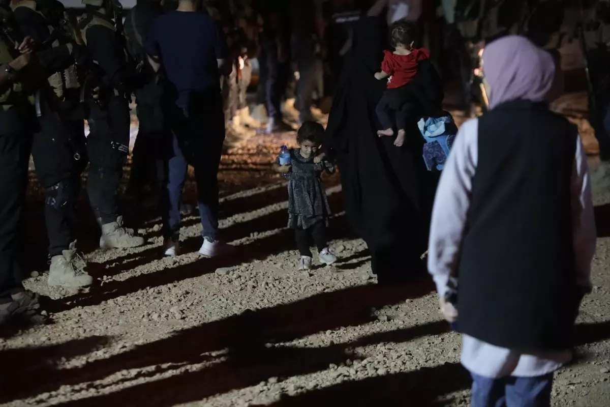 Suriye'nin Hol Kampı'ndan İlk Aileler Tahliye Edildi