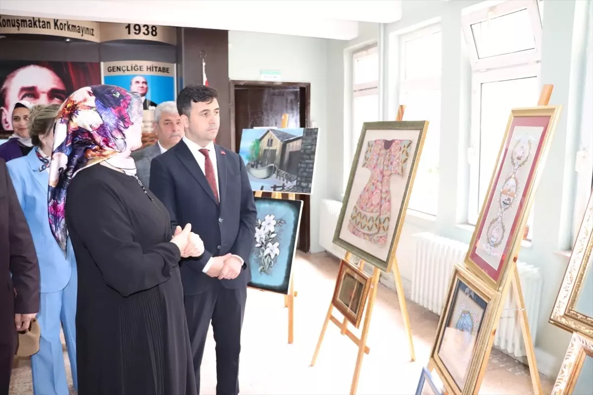 Suşehri'nde Yıl Sonu Sergisi Açıldı
