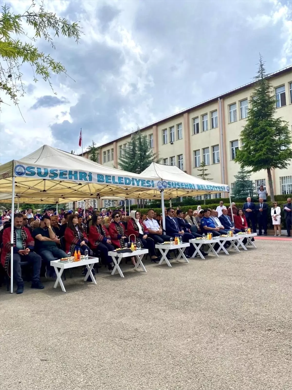 Suşehri'nde Mezuniyet Coşkusu: 25. Dönem Öğrencileri Diplomasını Aldı
