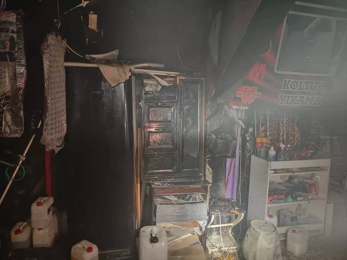 Susurluk'ta İş Yerinde Yangın Çıktı