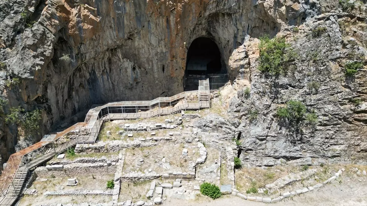 Isparta'nın Zindan Mağarası, Tarihi ve Doğal Güzellikleriyle Turistlerin İlgisini Çekiyor