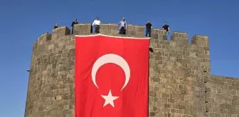 Tarihi Diyarbakır Surları'na 'Terörsüz Türkiye'ye destek için Türk bayrağı asıldı