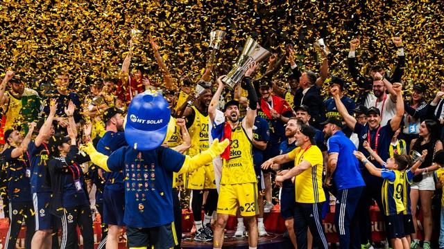 Tarihi Gece: Fenerbahçe EuroLeague'i, Galatasaray Süper Lig'i Kutladı