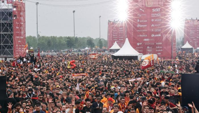 Tarihi Gece: Fenerbahçe EuroLeague'i, Galatasaray Süper Lig'i Kutladı