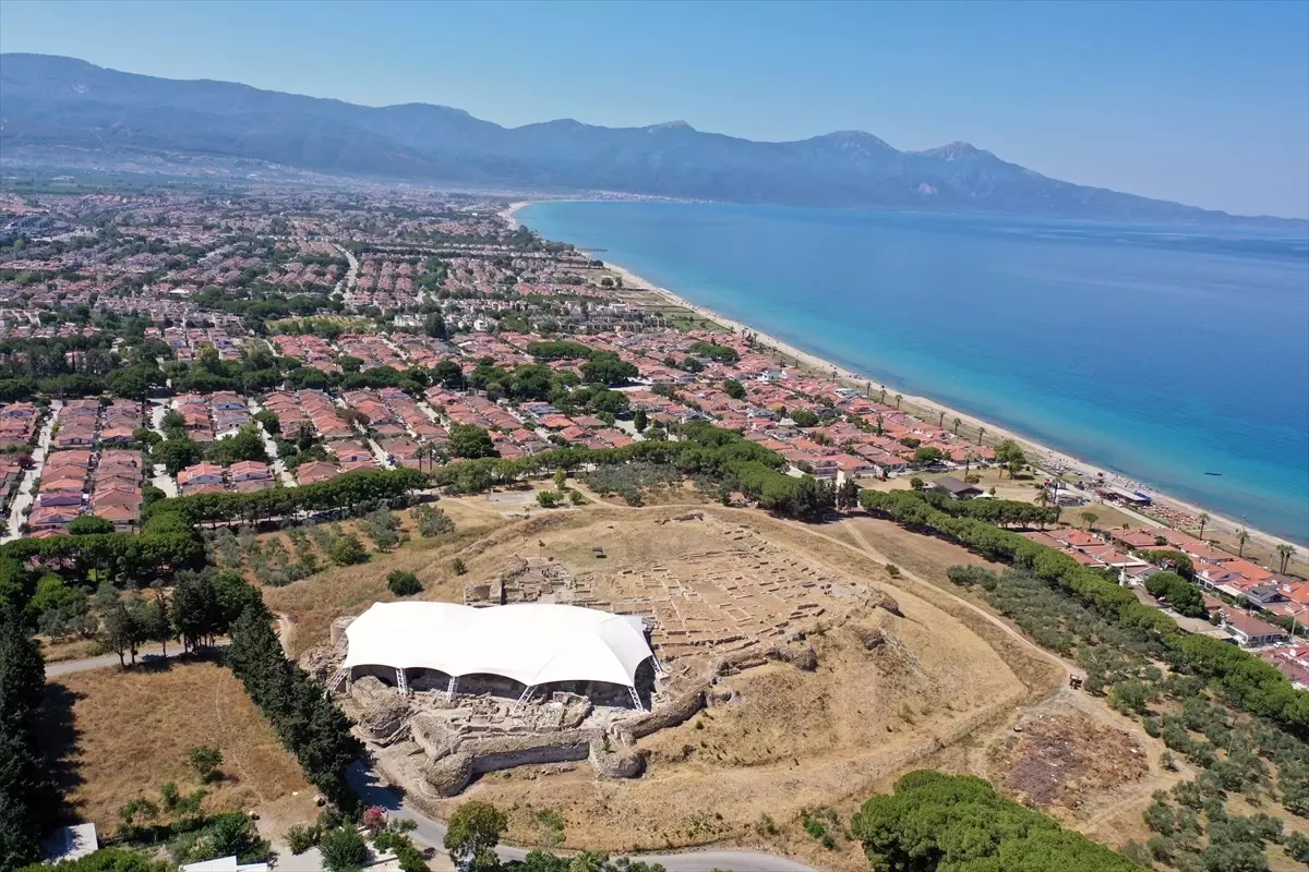 Kuşadası'ndaki Kadıkalesi'nde Tarihi Kazılar Devam Ediyor