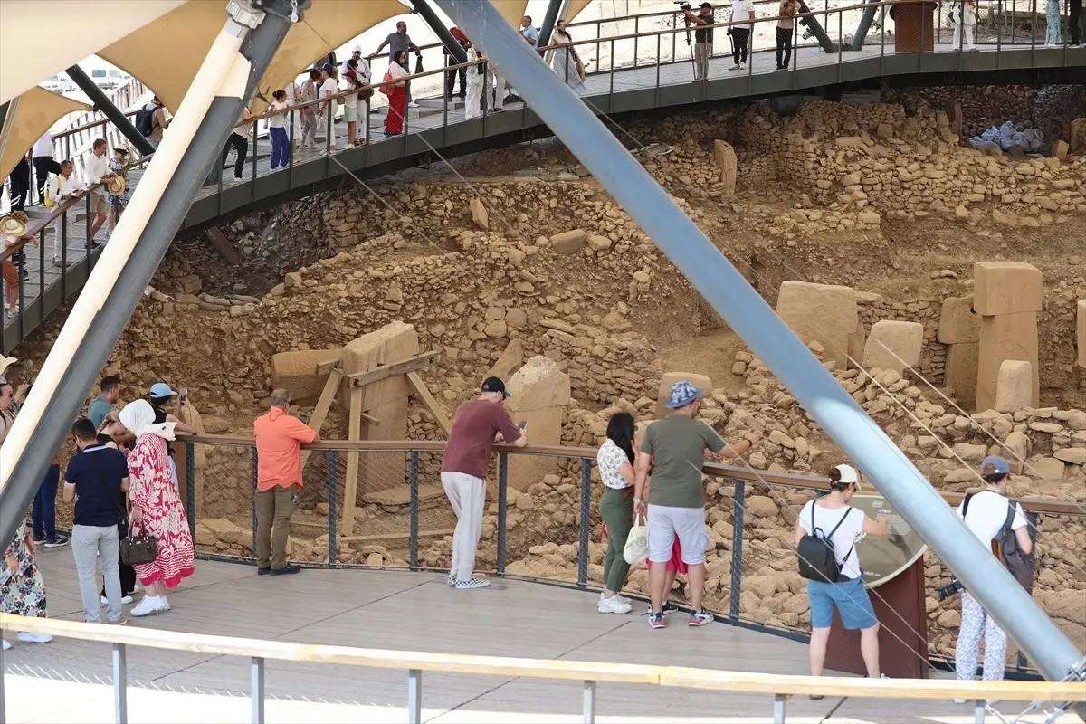 Göbeklitepe'de Ziyaretçi Yoğunluğu: Tarihin Sıfır Noktası İlgi Görüyor