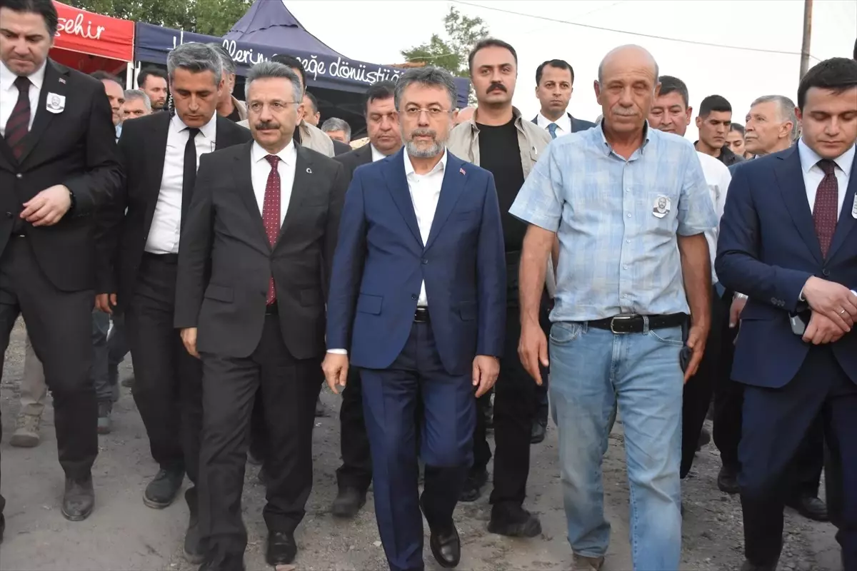 Tarım ve Orman Bakanı Yumaklı'dan, orman yangını şehitlerinden Kocaman'ın ailesine taziye ziyareti