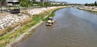 Taşova Belediyesi'nden Yeşilırmak Nehri Temizliği