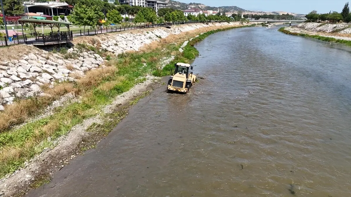 Taşova Belediyesi'nden Yeşilırmak Nehri Temizliği
