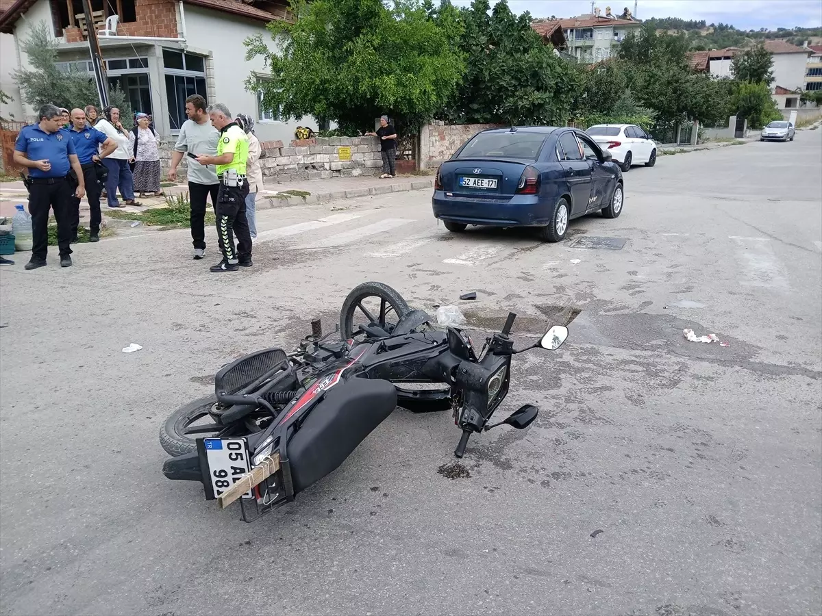 Taşova&apos;da Motosiklet ile Otomobil Çarpışması: Bir Yaralı