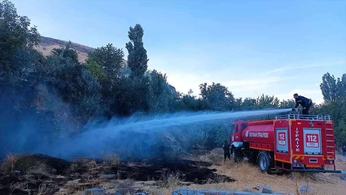 Tatvan'da Otluk Alanda Yangın Kontrol Altına Alındı