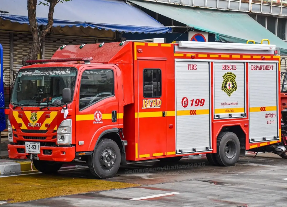 Tayland'da Akaryakıt Tankeri ve Tır Çarpıştı: 600 Litre Benzin Sokağa Döküldü