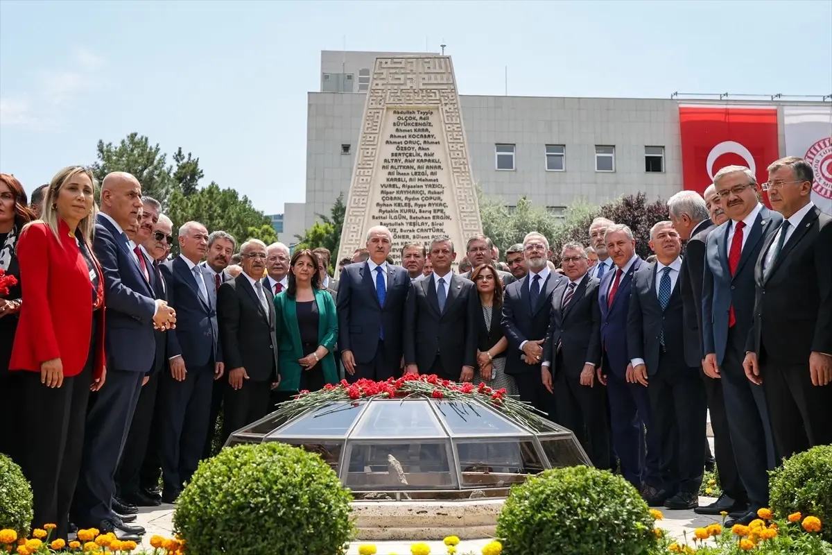 TBMM Başkanı Kurtulmuş, 15 Temmuz'da Meclis'te bombalanan alanlara karanfil bıraktı
