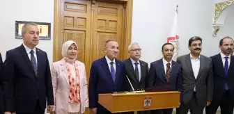 Bekir Bozdağ, Sivas'ta Valilik ve Belediyeyi Ziyaret Etti